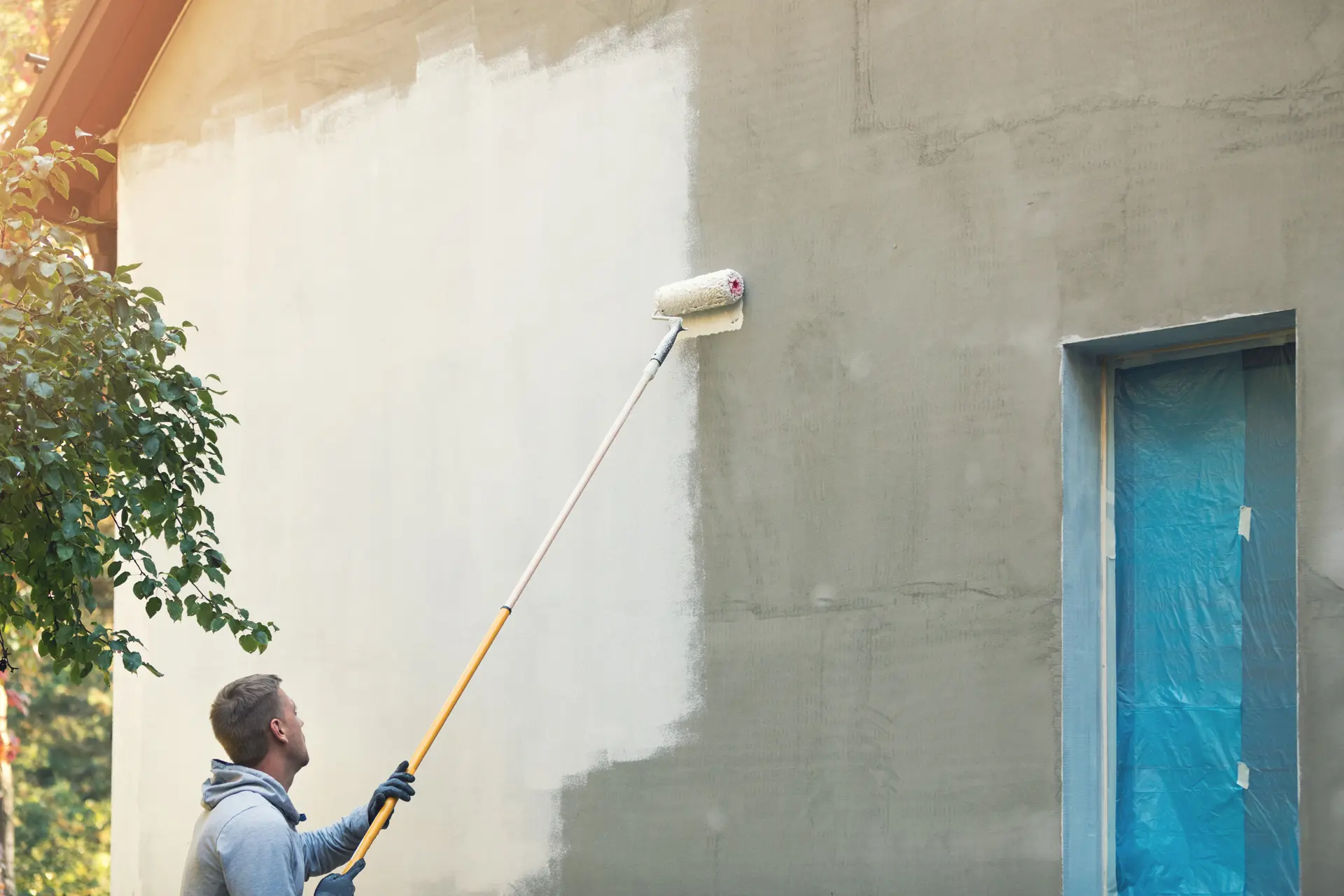 Pintor trabajando en una fachada en Valladolid